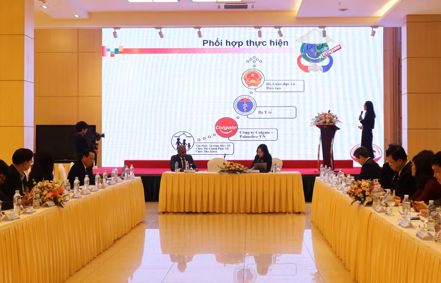 Đại biểu trình bày tham luận tại hội nghị