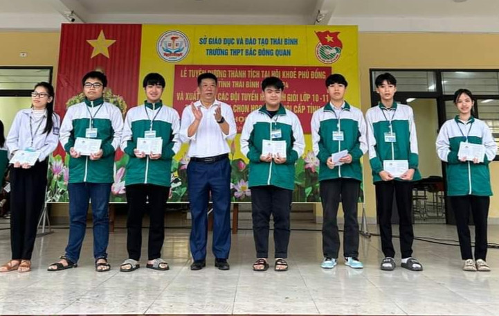 Ban giám hiệu Trường THPT Bắc Đông Quan động viên, khuyến khích đội tuyển học sinh giỏi khối 10 .