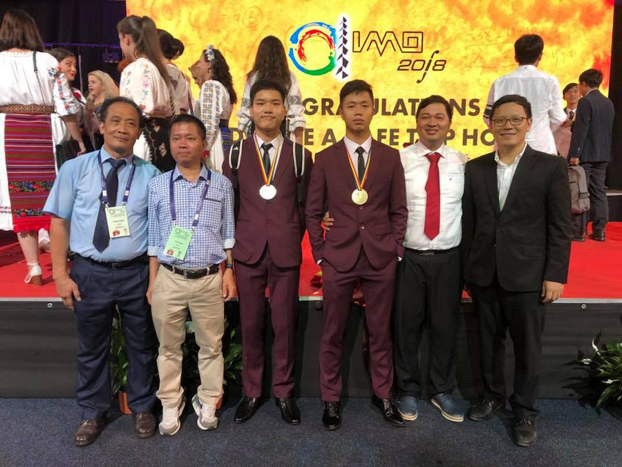 Trịnh Văn Hoàn và Trần Việt Hoàng cùng các thầy giáo theo đội tuyển tại Olympic Toán quốc tế 2018 Trịnh Văn Hoàn và Trần Việt Hoàng cùng các thầy giáo theo đội tuyển tại Olympic Toán quốc tế 2018