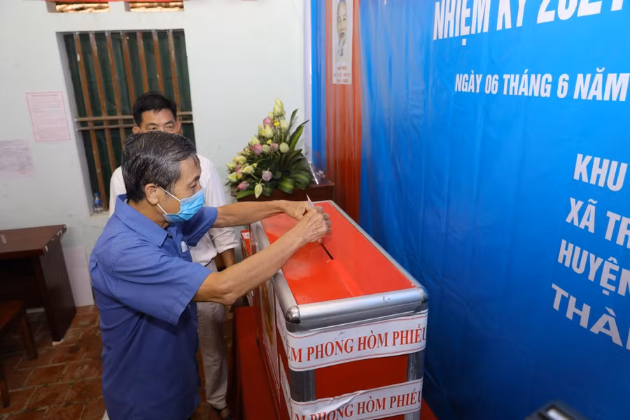 Cử tri đi bỏ phiếu sáng 6/6, thực hiện các quy định phòng dịch Covid-19.