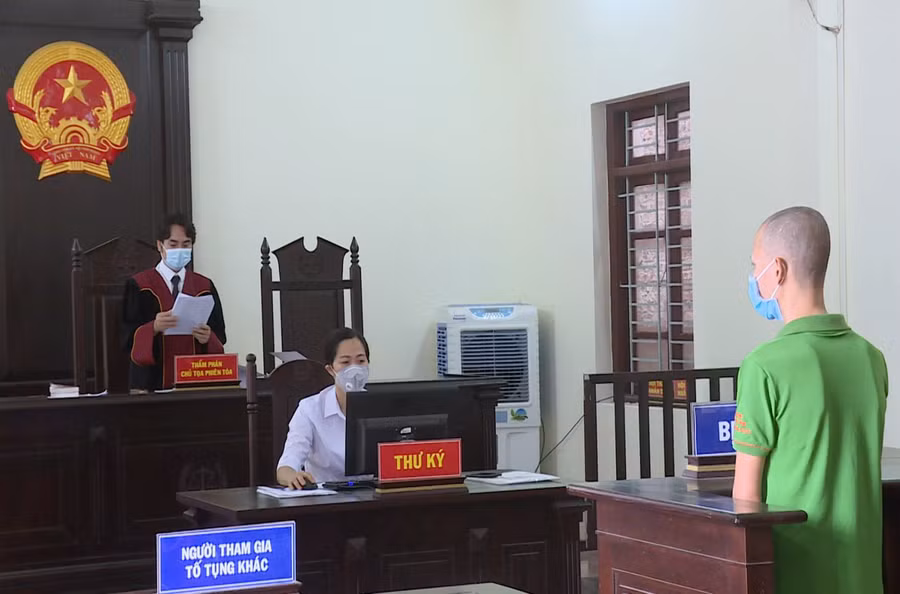 Nguyễn Gia Tài nghe tòa tuyên phạt.