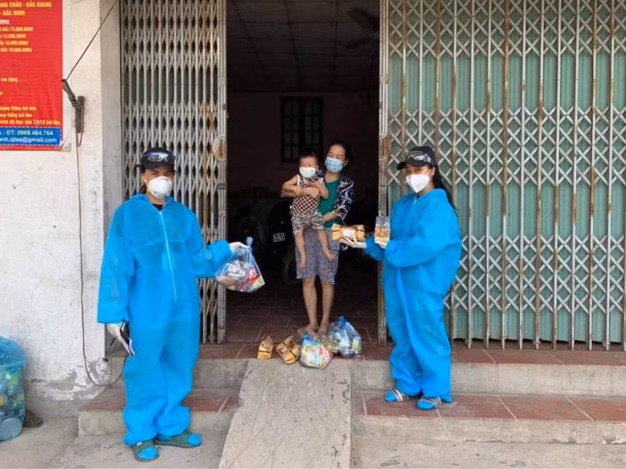 Báo GD&amp;TĐ gửi quà tới HS đang thực hiện phòng dịch tại Bắc Giang.