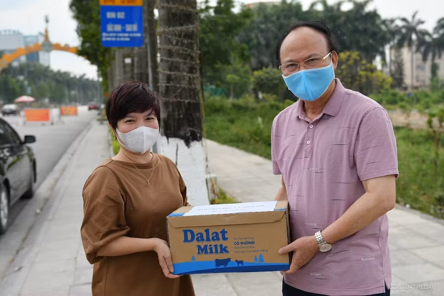 Nhà báo Dương Thanh Hương và Phó Giám đốc Sở GD&amp;ĐT Bắc Ninh chuẩn bị quà gửi tới các em HS.