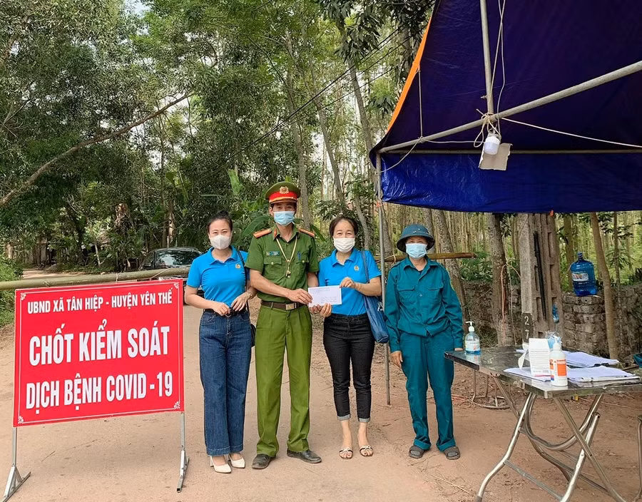 Nhiều phần quà của CB, GV gửi tới khu cách ly, lực lượng làm nhiệm vụ chống dịch.