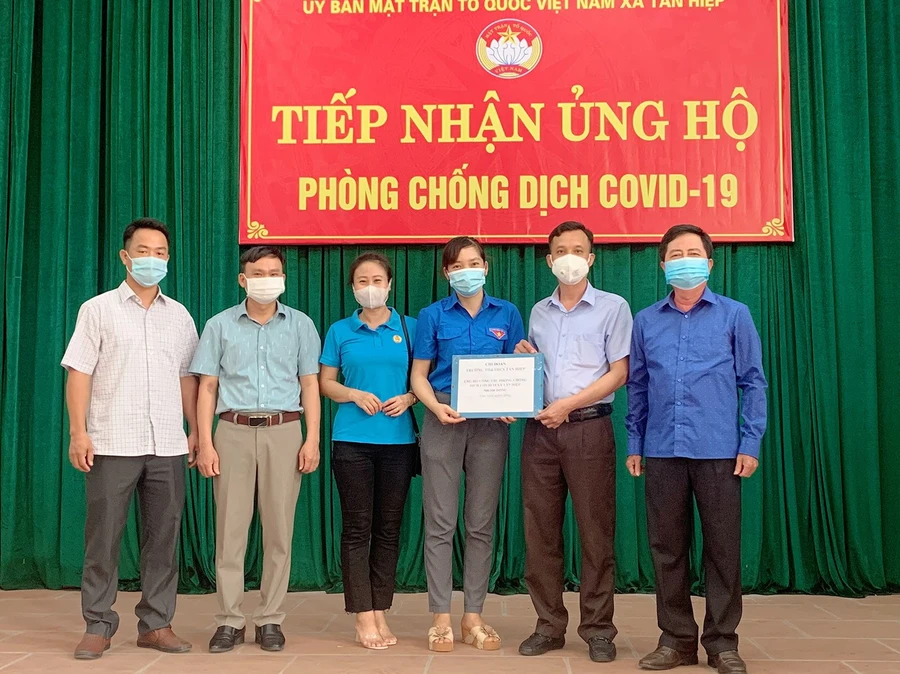 Đại diện trường học ủng hộ xã Tân Hiệp trong công tác phòng, chống dịch Covid-19.