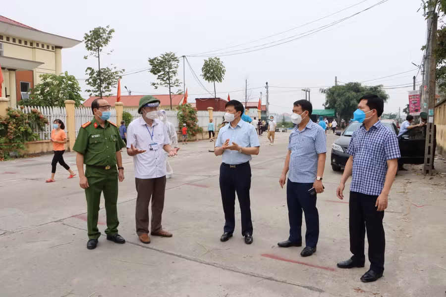 Phó Chủ tịch UBND tỉnh Đào Quang Khải kiểm tra việc lấy mẫu xét nghiệm tại thôn Đồng Đông.