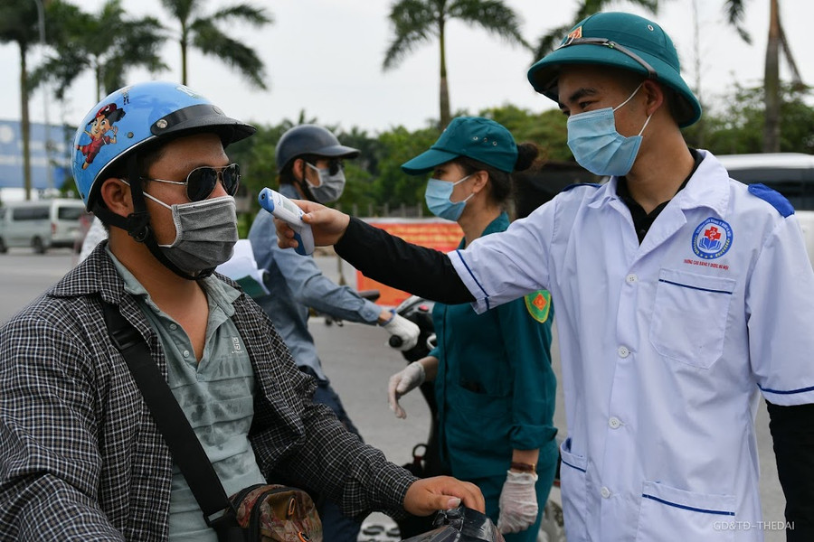 Đo thân nhiệt cho người dân phòng dịch Covid-19 (Ảnh minh họa).