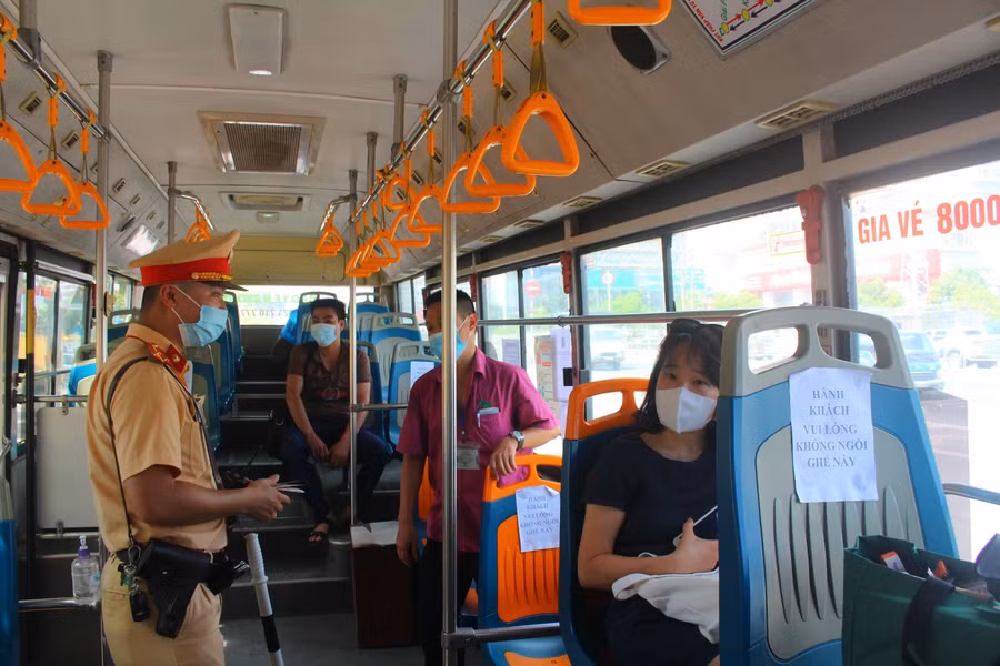 Lực lượng CSGT đội 6 tuần tra, kiểm soát và tuyên truyền, phát khẩu trang cho hành khách phòng dịch Covid-19.