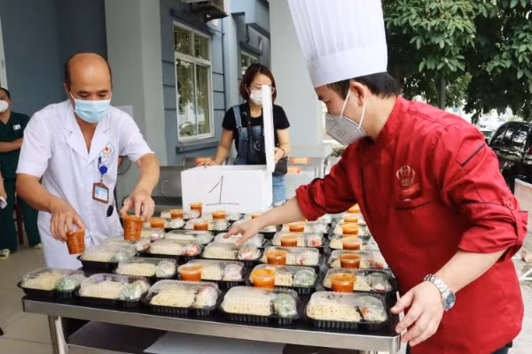 Những "Suất ăn yêu thương" đầu tiên được chuyển đến Bệnh viện Đa khoa tỉnh Bắc Ninh.