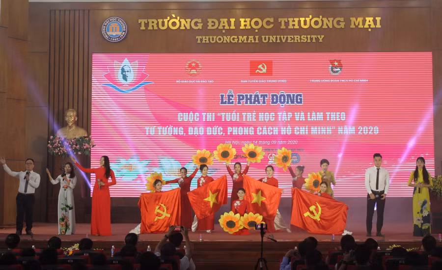 Văn nghệ chào mừng lễ phát động