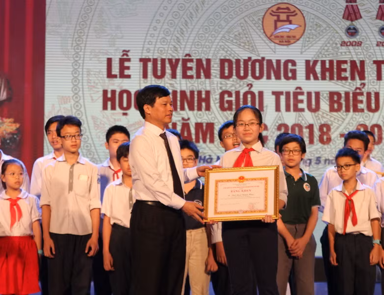 Tuyên dương 1.000 học sinh giỏi tiêu biểu của Thủ đô ảnh 2