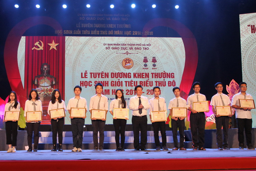 Tuyên dương 1.000 học sinh giỏi tiêu biểu của Thủ đô ảnh 6