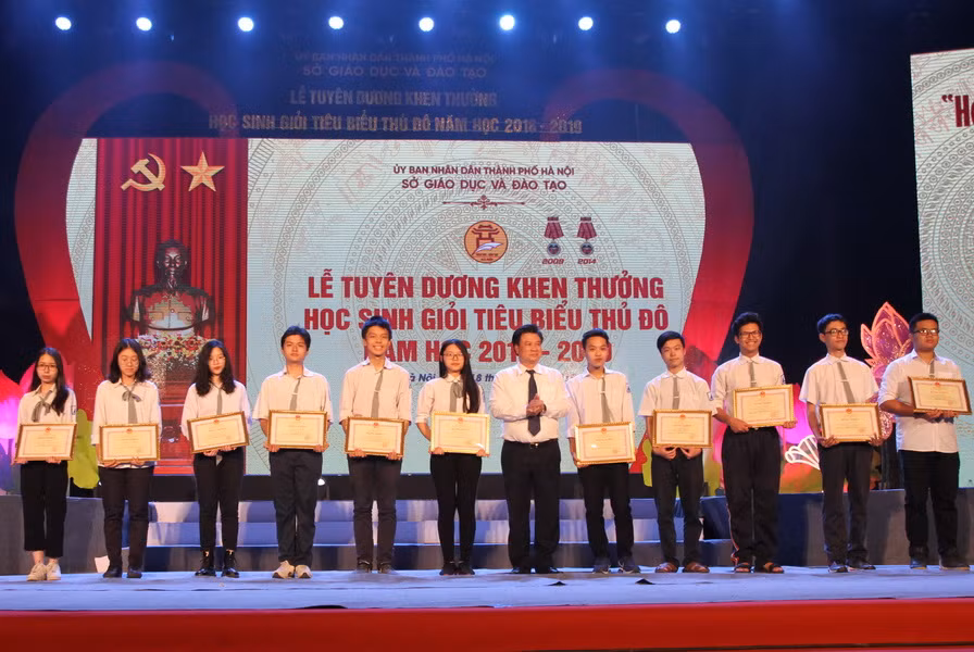 Tuyên dương 1.000 học sinh giỏi tiêu biểu của Thủ đô ảnh 6