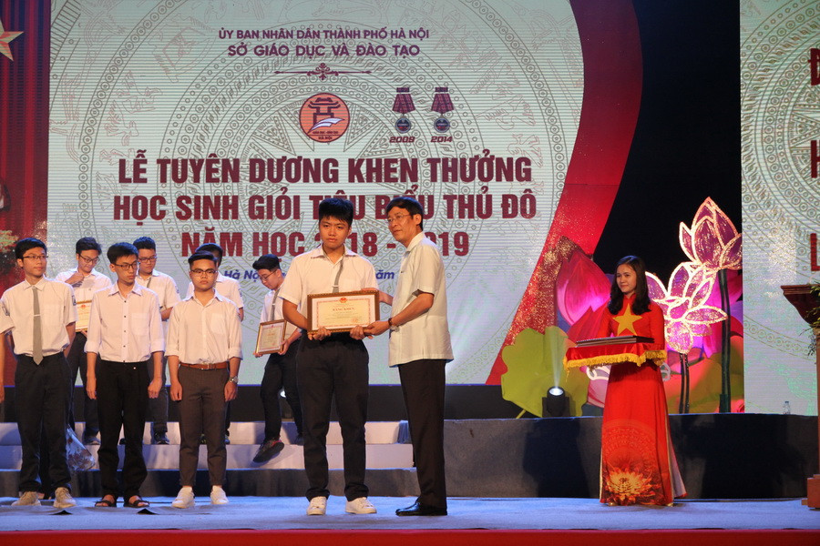 Tuyên dương 1.000 học sinh giỏi tiêu biểu của Thủ đô ảnh 7