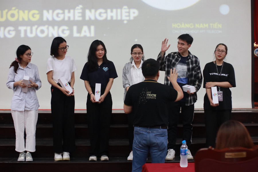 Tuần lễ nghề nghiệp NEU Career Week thu hút được đông đảo sinh viên tham gia.