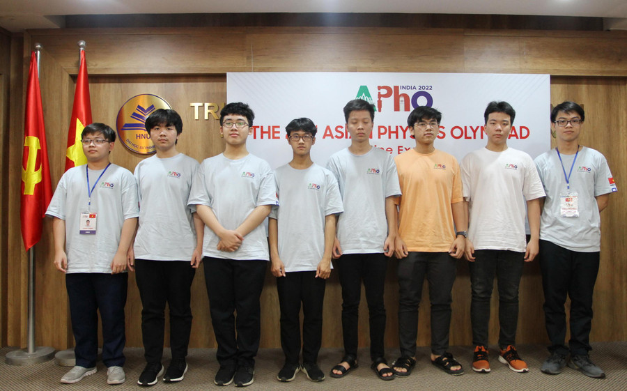 Cao Văn Đông (ngoài cùng bên phải) và các bạn trong đội tuyển Olympic Vật lý Cao Văn Đông (ngoài cùng bên phải) và các bạn trong đội tuyển Olympic Vật lý
