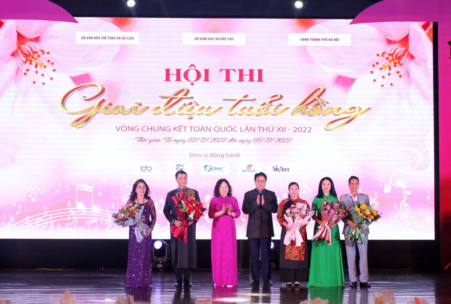 Thứ trưởng Ngô Thị Minh, Chủ tịch Công đoàn Giáo dục Việt Nam Nguyễn Ngọc Ân tặng hoa cho Ban giám khảo