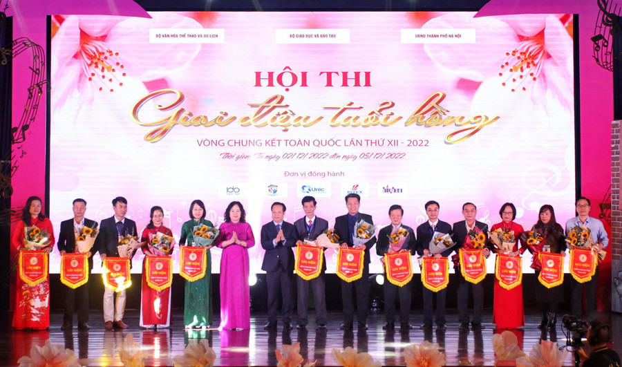 Thứ trưởng Ngô Thị Minh, Giám đốc Sở GD&amp;ĐT Hà Nội Trần Thế Cương tặng cờ cho các đơn vị tham dự hội thi