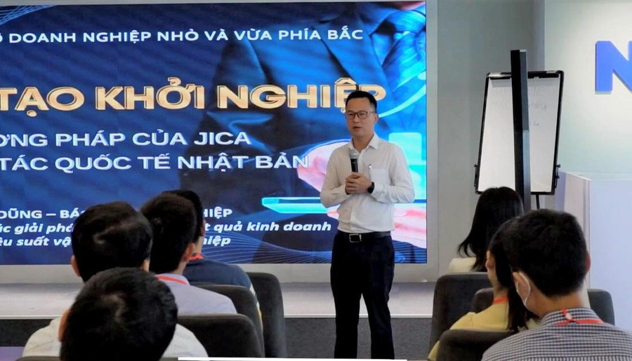 Ông Lê Văn Khương - Giám đốc Trung tâm Hỗ trợ doanh nghiệp nhỏ và vừa phía Bắc - chia sẻ tại chương trình