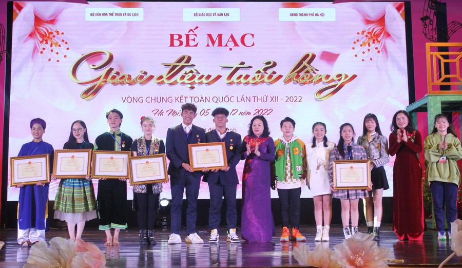 Thứ trưởng Ngô Thị Minh trao bằng khen cho các tiết mục đạt giải Nhất Thứ trưởng Ngô Thị Minh trao bằng khen cho các tiết mục đạt giải Nhất