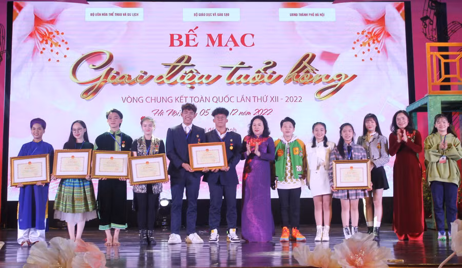 Thứ trưởng Ngô Thị Minh trao bằng khen cho các tiết mục đạt giải Nhất