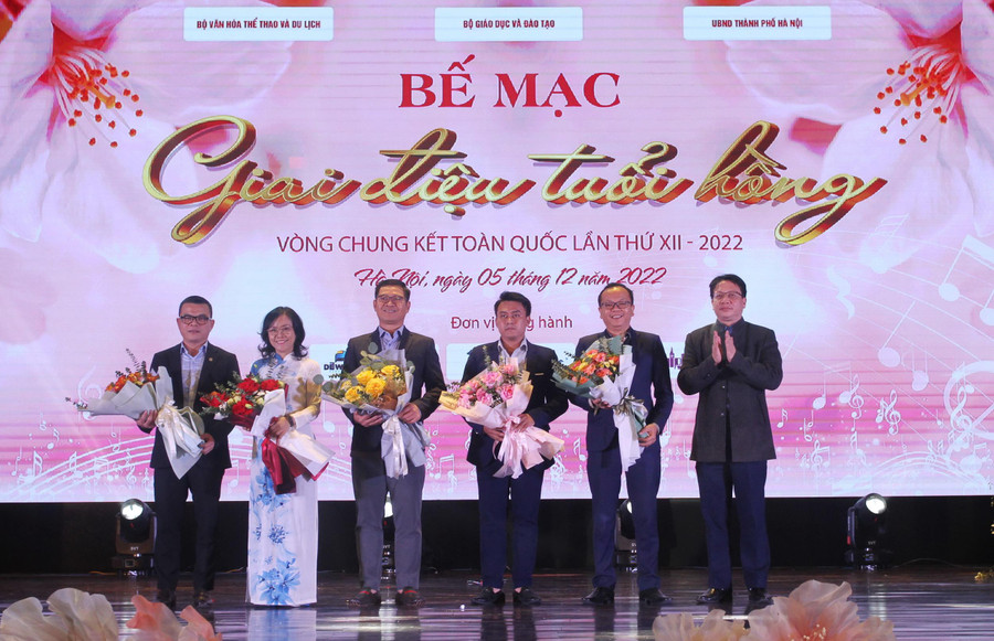 Ban tổ chức tặng hoa tri ân các nhà tài trợ Ban tổ chức tặng hoa tri ân các nhà tài trợ