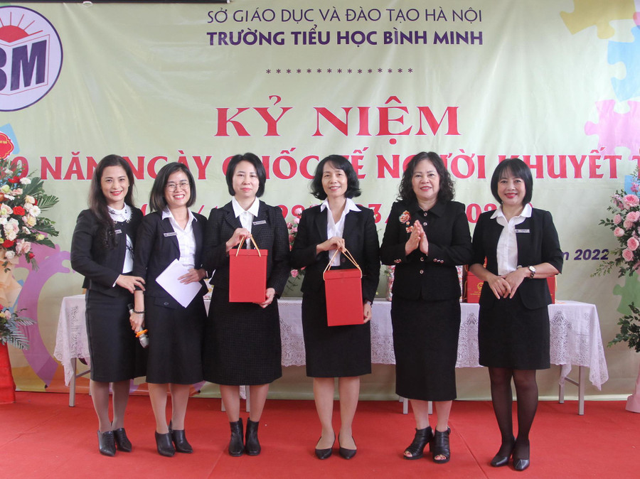 Thứ trưởng Ngô Thị Minh tặng quà cho các thầy cô giáo Trường Tiểu học Bình Minh