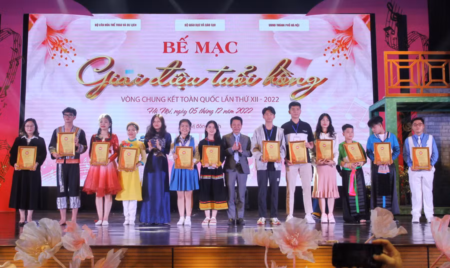 Trao chứng nhận cho các tiết mục đạt giải Ba