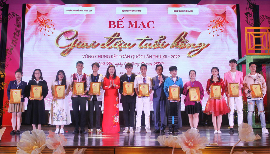 Ban tổ chức trao chứng nhận cho các tiết mục đạt giải Ba Ban tổ chức trao chứng nhận cho các tiết mục đạt giải Ba