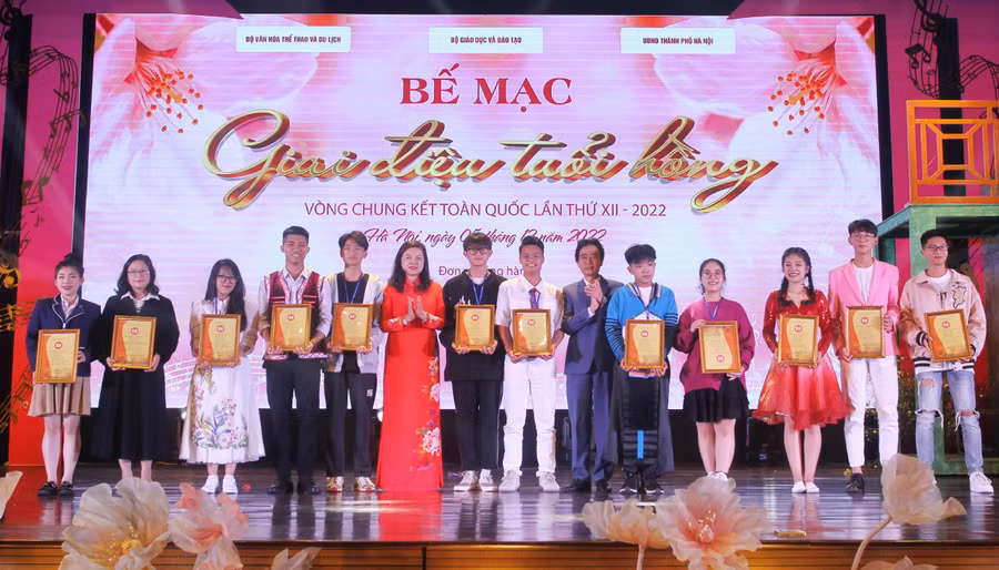 Ban tổ chức trao chứng nhận cho các tiết mục đạt giải Ba