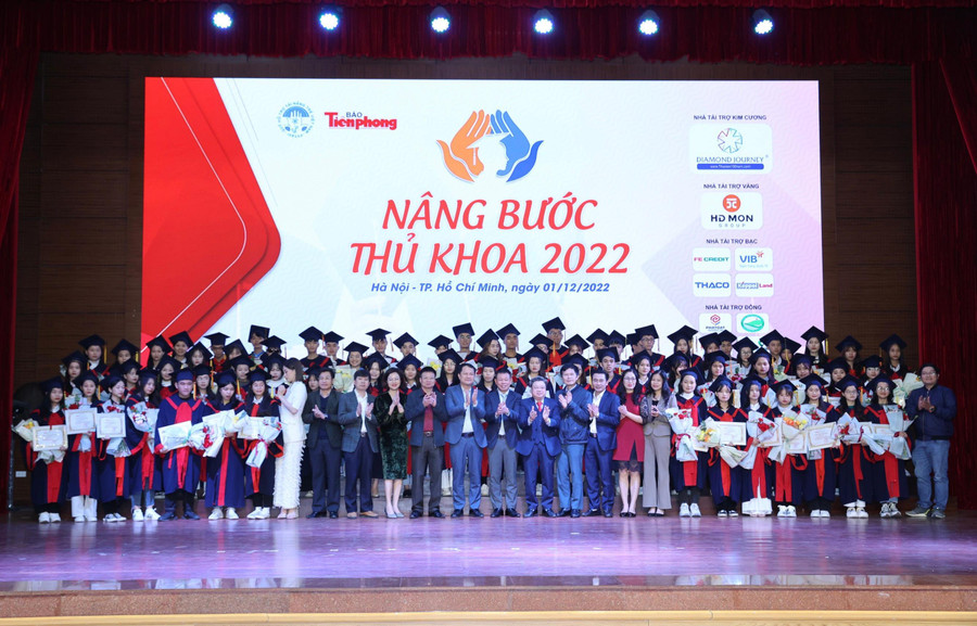 Các sinh viên nhận học bổng trong chương trình tại điểm cầu Hà Nội Các sinh viên nhận học bổng trong chương trình tại điểm cầu Hà Nội