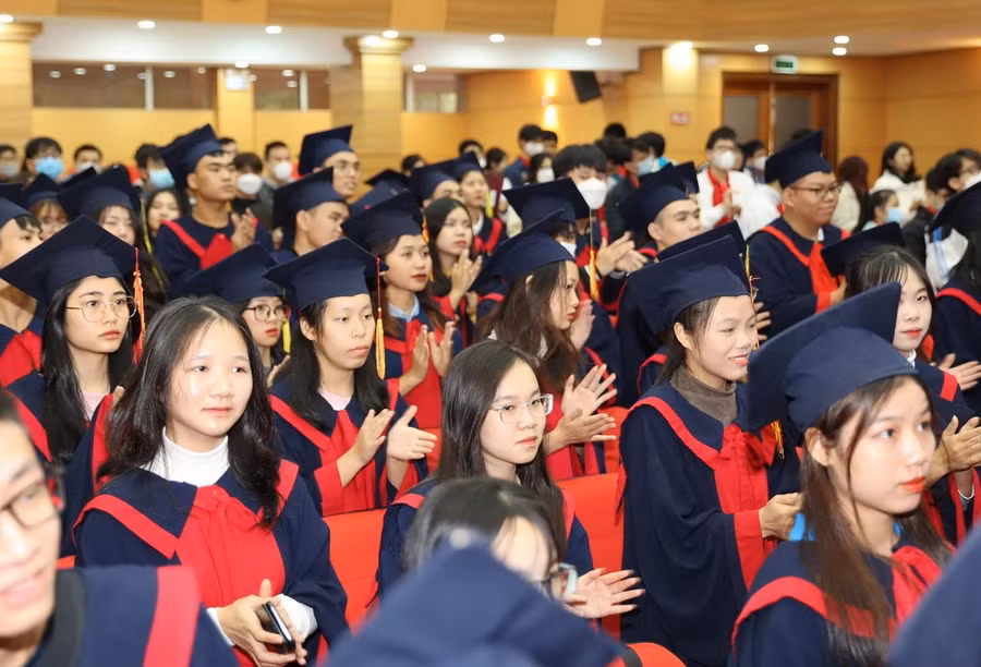 Các bạn sinh viên dự tại điểm cầu Hà Nội Các bạn sinh viên dự tại điểm cầu Hà Nội