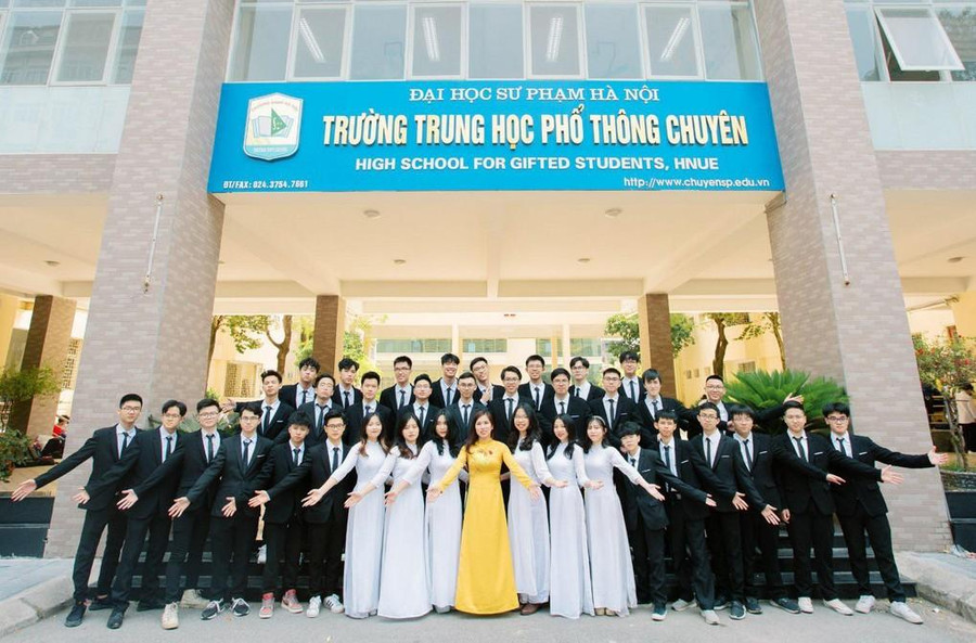 Cao Văn Đông và tập thể lớp 12 chuyên Vật lý Trường THPT chuyên Đại học Sư phạm Cao Văn Đông và tập thể lớp 12 chuyên Vật lý Trường THPT chuyên Đại học Sư phạm