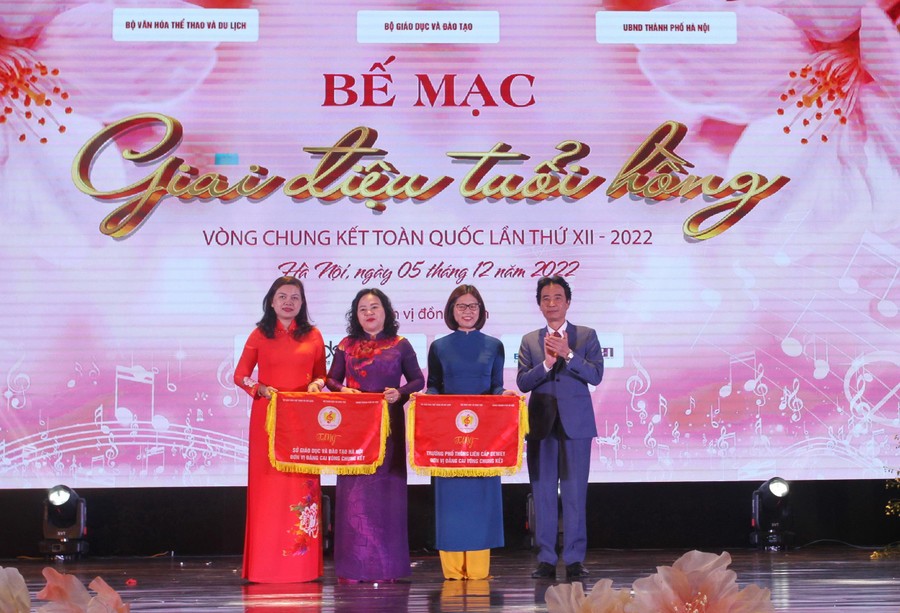 Ban tổ chức tặng cờ cho đơn vị đăng cai Ban tổ chức tặng cờ cho đơn vị đăng cai