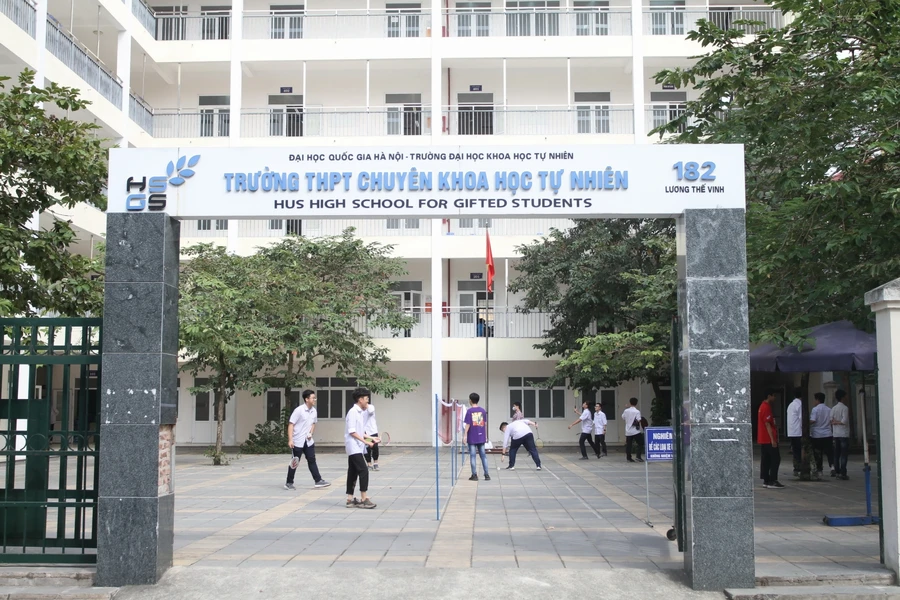 Trường THPT chuyên Khoa học Tự nhiên