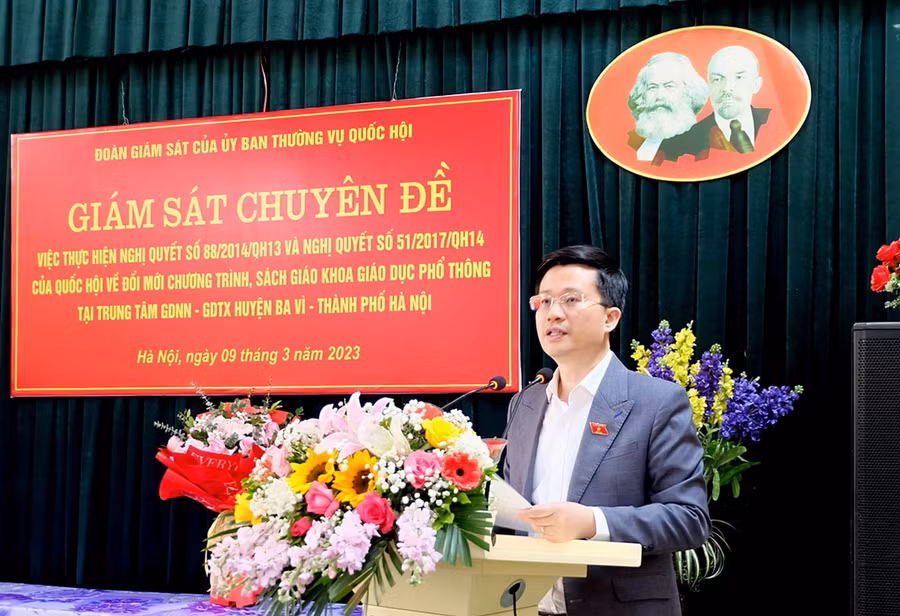 Ông Đỗ Chí Nghĩa - Ủy viên Thường trực Ủy ban Văn hóa, Giáo dục của Quốc hội phát biểu tại buổi làm việc.