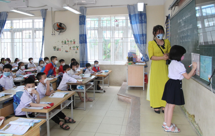 Giáo viên trường Tiểu học Phù Linh tự tin giảng dạy chương trình giáo dục phổ thông mới. Giáo viên trường Tiểu học Phù Linh tự tin giảng dạy chương trình giáo dục phổ thông mới.