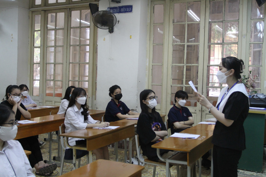 Nhiều trường THPT tổ chức thi khảo sát, giúp học sinh làm quen với kỳ thi tốt nghiệp THPT. Nhiều trường THPT tổ chức thi khảo sát, giúp học sinh làm quen với kỳ thi tốt nghiệp THPT.