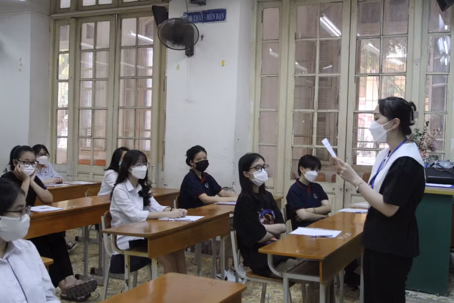 Nhiều trường THPT tổ chức thi khảo sát, giúp học sinh làm quen với kỳ thi tốt nghiệp THPT.