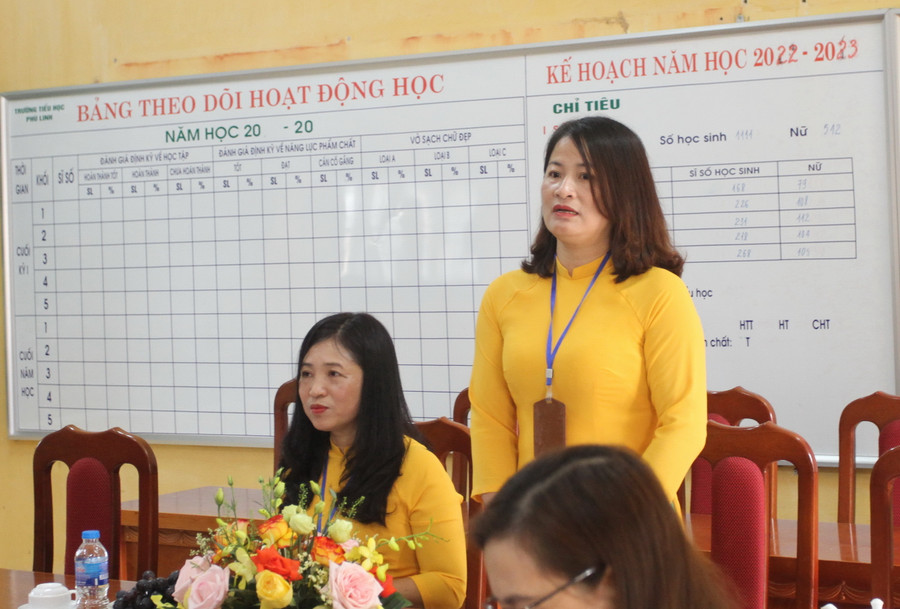 Giáo viên Trường Tiểu học Phù Linh nêu ý kiến với đoàn công tác. Giáo viên Trường Tiểu học Phù Linh nêu ý kiến với đoàn công tác.