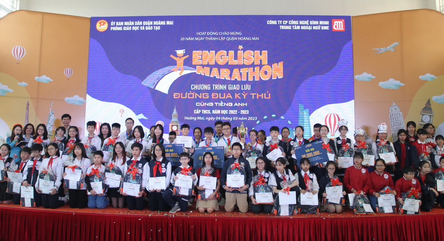 Các thí sinh chụp ảnh lưu niệm cùng các thầy cô và Ban tổ chức.