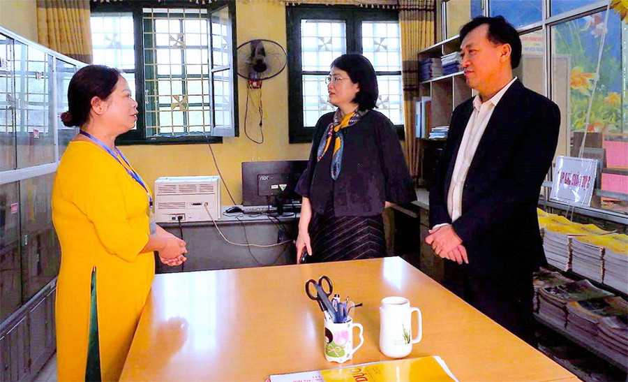 Đoàn giám sát thăm Thư viện Trường Tiểu học Phù Linh. Đoàn giám sát thăm Thư viện Trường Tiểu học Phù Linh.