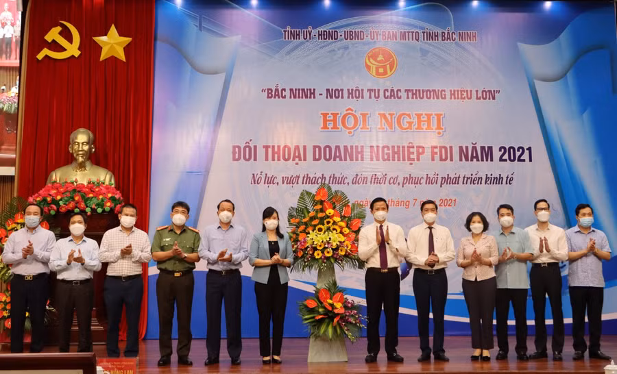 Lãnh đạo tỉnh Bắc Ninh tặng hoa chúc mừng Đội phản ứng nhanh "3 nhất" ra mắt tại hội nghị.