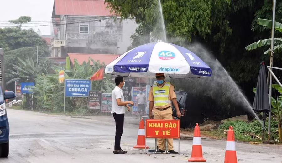 Hà Nội triển khai các chốt kiểm soát dịch bệnh Covid-19 (Ảnh minh họa).