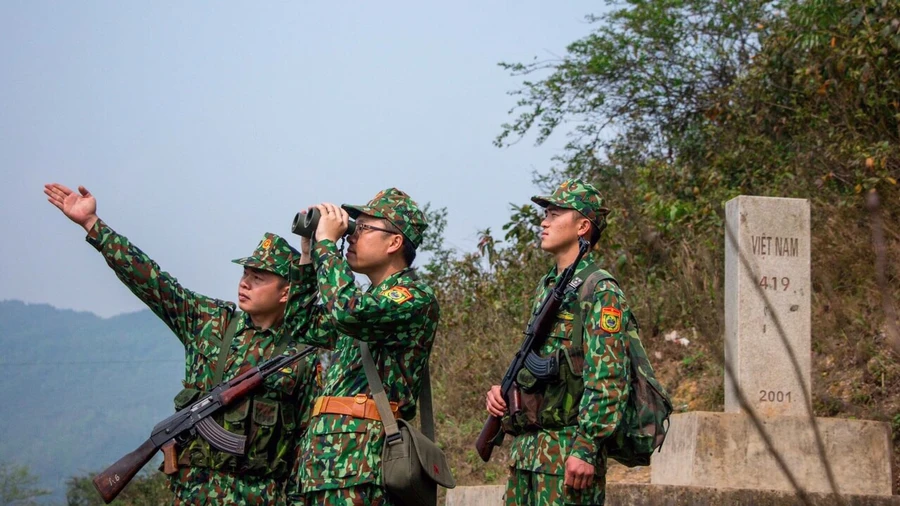 Cán bộ, chiến sĩ Đồn Biên phòng Lũng Cú tuần tra, kiểm soát bảo vệ vững chắc chủ quyền lãnh thổ, biên giới quốc gia.