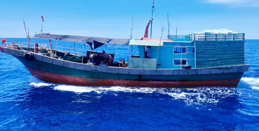 Chiếc tàu của nước ngoài vi phạm sâu vào vùng lãnh hải của Việt Nam.
