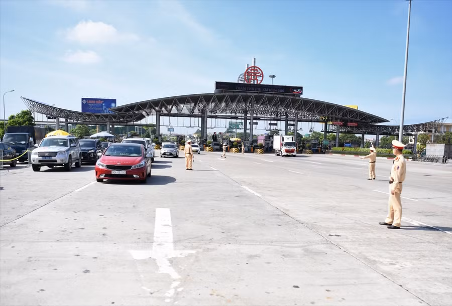 Lực lượng làm nhiệm vụ trên cao tốc.