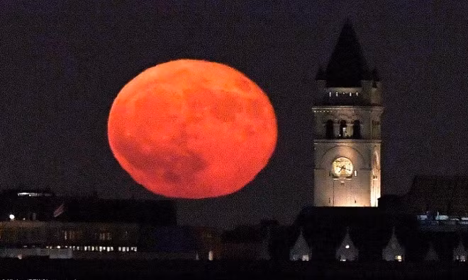 Siêu trăng vừa xuất hiện trên bầu trời các nước 