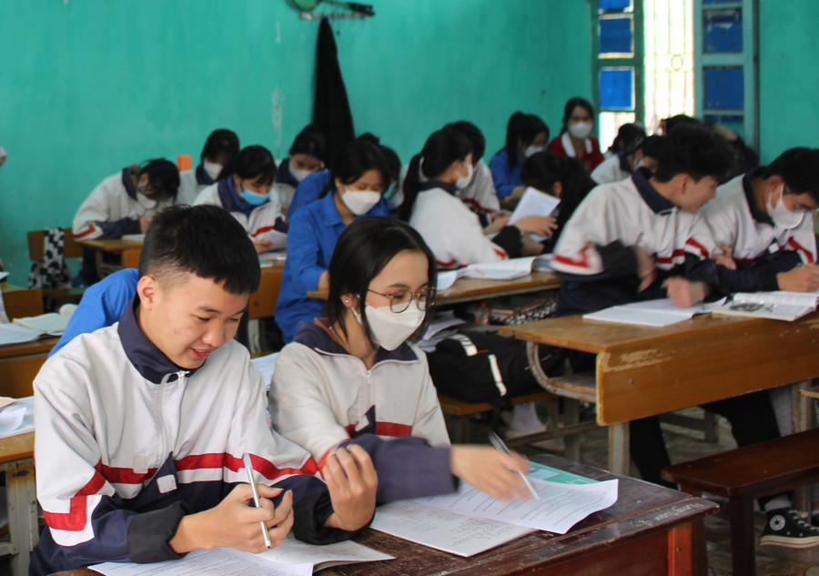 Học sinh lớp 12A1 trường THPT Lục Ngạn số 3 tích cực ôn tập chuẩn bị cho kỳ thi tốt nghiệp THPT 2023 tới đây.