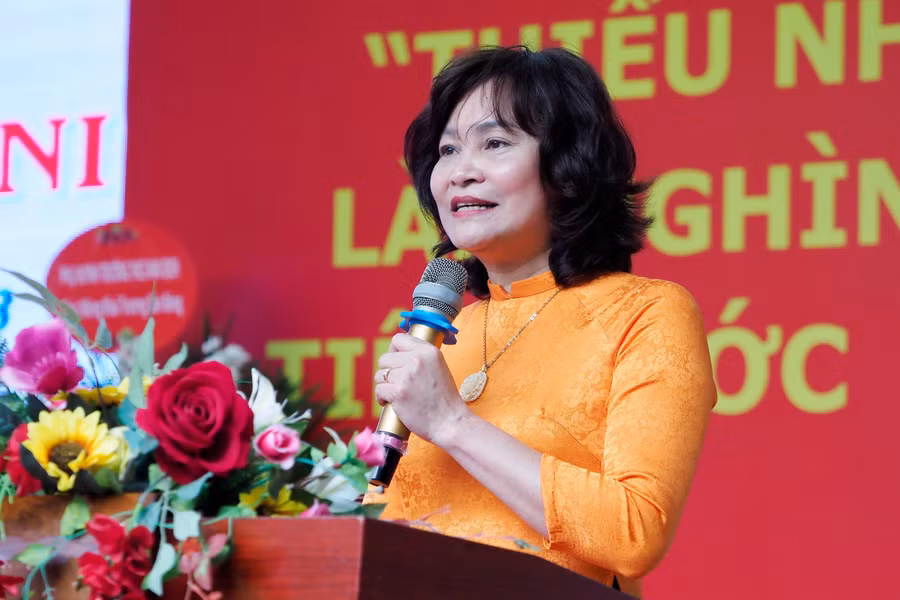 Cô Nguyễn Mỹ Hảo - Hiệu trưởng trường THCS Mai Dịch phát biểu.